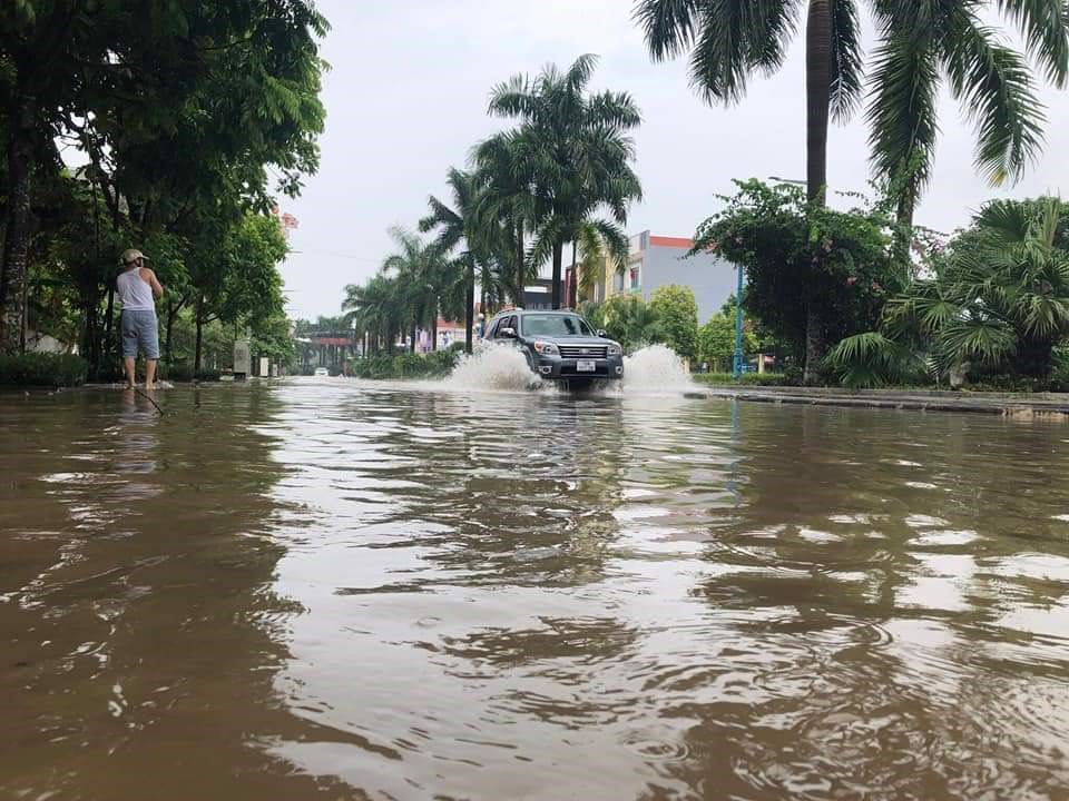 Khu vực Khu đô thị Minh Phương (phường Nông Trang)ngập sâu trong biển nước sau cơn mưa lên tới 132,8mm ở TP.Việt Trì.