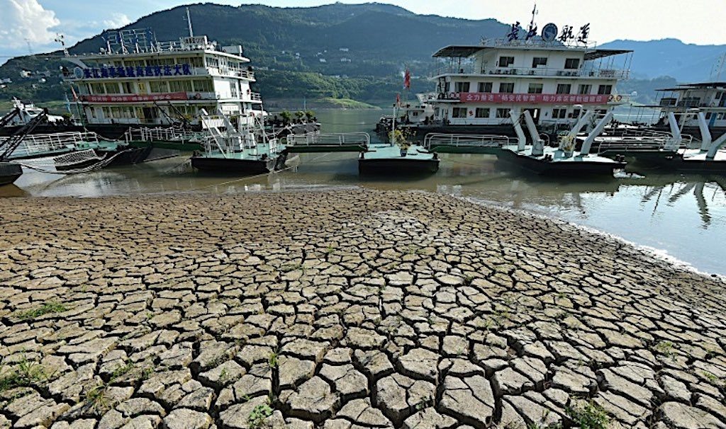 Nắng nóng gay gắt kéo dài khiến sông Dương Tử khô cạn, lưu lượng nước trên dòng chính thấp hơn khoảng 51% so với mức trung bình trong 5 năm qua. Ảnh: AFP
