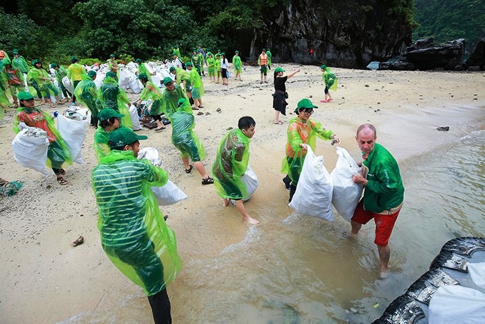 Người dân và du khách tại Hạ Long chung tay nhặt rác thải bảo vệ môi trường. Ảnh: TL