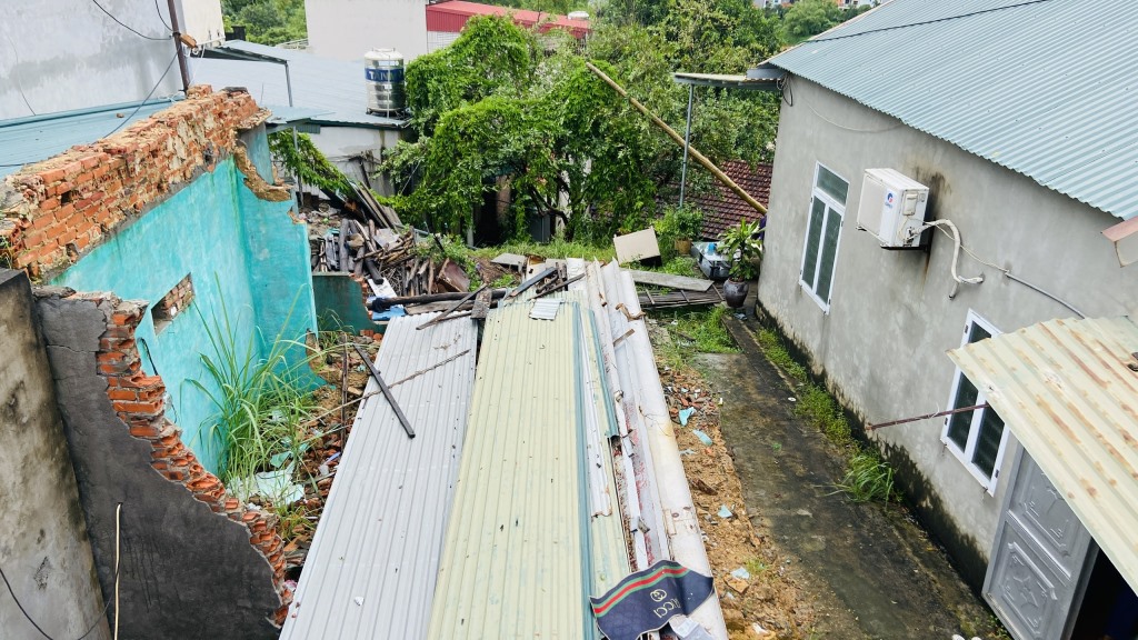 Công trình phụ của một hộ gia đình tại khu 3B, phường Giếng Đáy, thành phố Hạ Long (Quảng Ninh) bị đổ sập hoàn toàn trong đêm ngày 25.8. Ảnh: Hoàng Nga