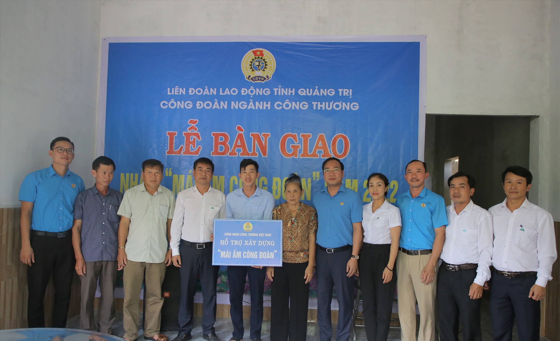 Gia đình anh Hồ Non đón nhận tình cảm từ phía công ty, công đoàn ngành và Công đoàn Công thương Việt Nam. Ảnh: Hưng Thơ.