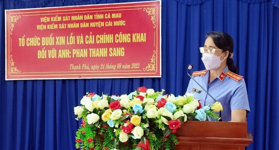 Bà Từ Thanh Thùy, Viện kiểm sát nhân đân huyện Cái Nước công khai xin lỗi ông Phan Thanh Sang, người bị truy tố oan. Ảnh: Nhật Hồ