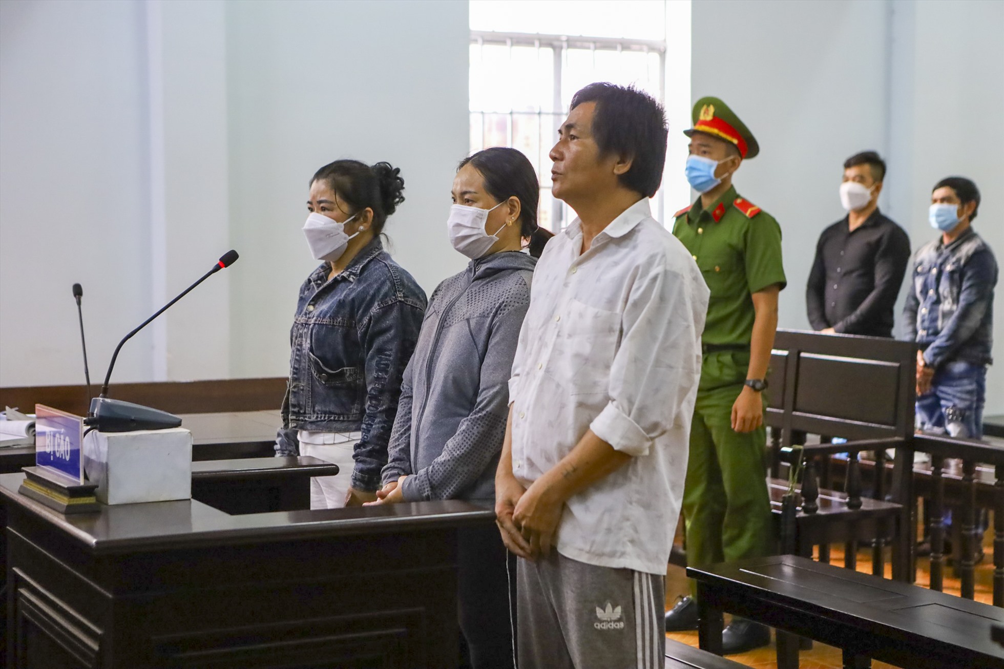 3 bị cáo: Hương, Xuân, Dưỡng (thứ tự từ trái qua phải) tại phiên tòa. Ảnh: DT