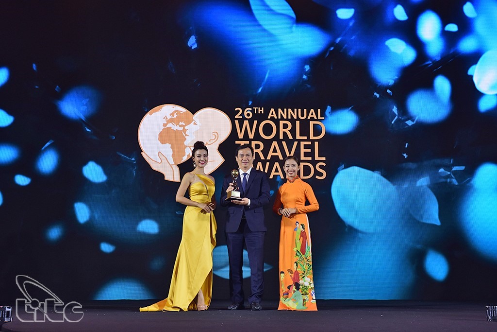 Tổng cục trưởng Tổng cục Du lịch Nguyễn Trùng Khánh thay mặt ngành Du lịch Việt Nam nhận giải thưởng Điểm đến hàng đầu châu Á 2019 do World Travel Awards trao tặng tại Phú Quốc. Năm nay, World Travel Awards đề cử Tổng cục Du lịch Việt Nam cho giải thưởng Cơ quan Du lịch hàng đầu Châu Á (Asia's Leading Tourist Board 2022). Ảnh: Trung tâm Thông tin du lịch
