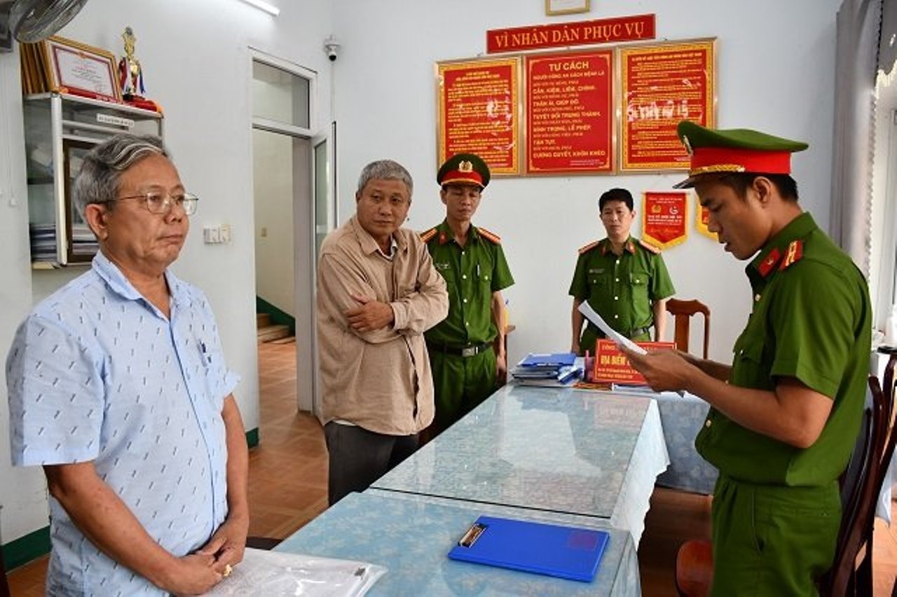 Lực lượng Công an đọc quyết định lệnh bắt tạm giam đối với Thái Minh Hoàng (bên trái) và Nguyễn Đình Tấn (ở giữa).
