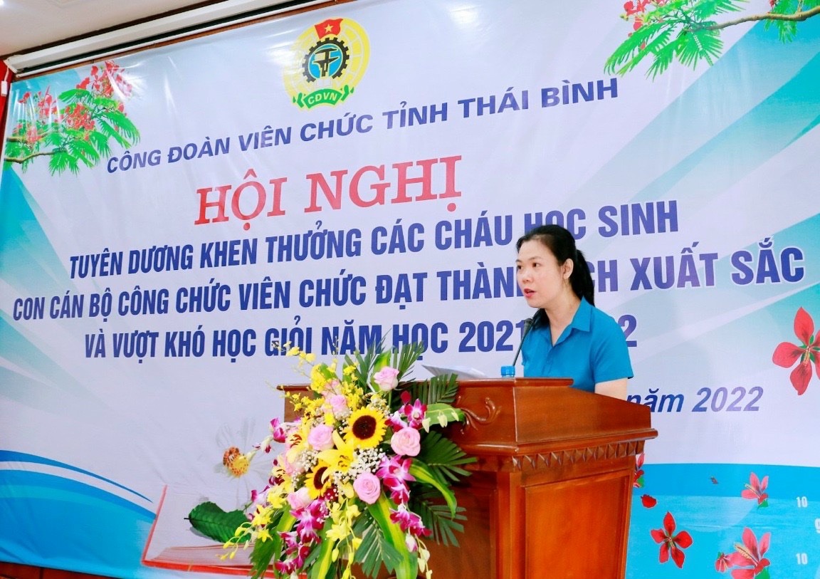 Phó Chủ tịch Công đoàn Viên chức tỉnh Thái Bình báo cáo kết quả năm học 2021-2022 của con đoàn viên là CB, CC, VC. Ảnh: B.M