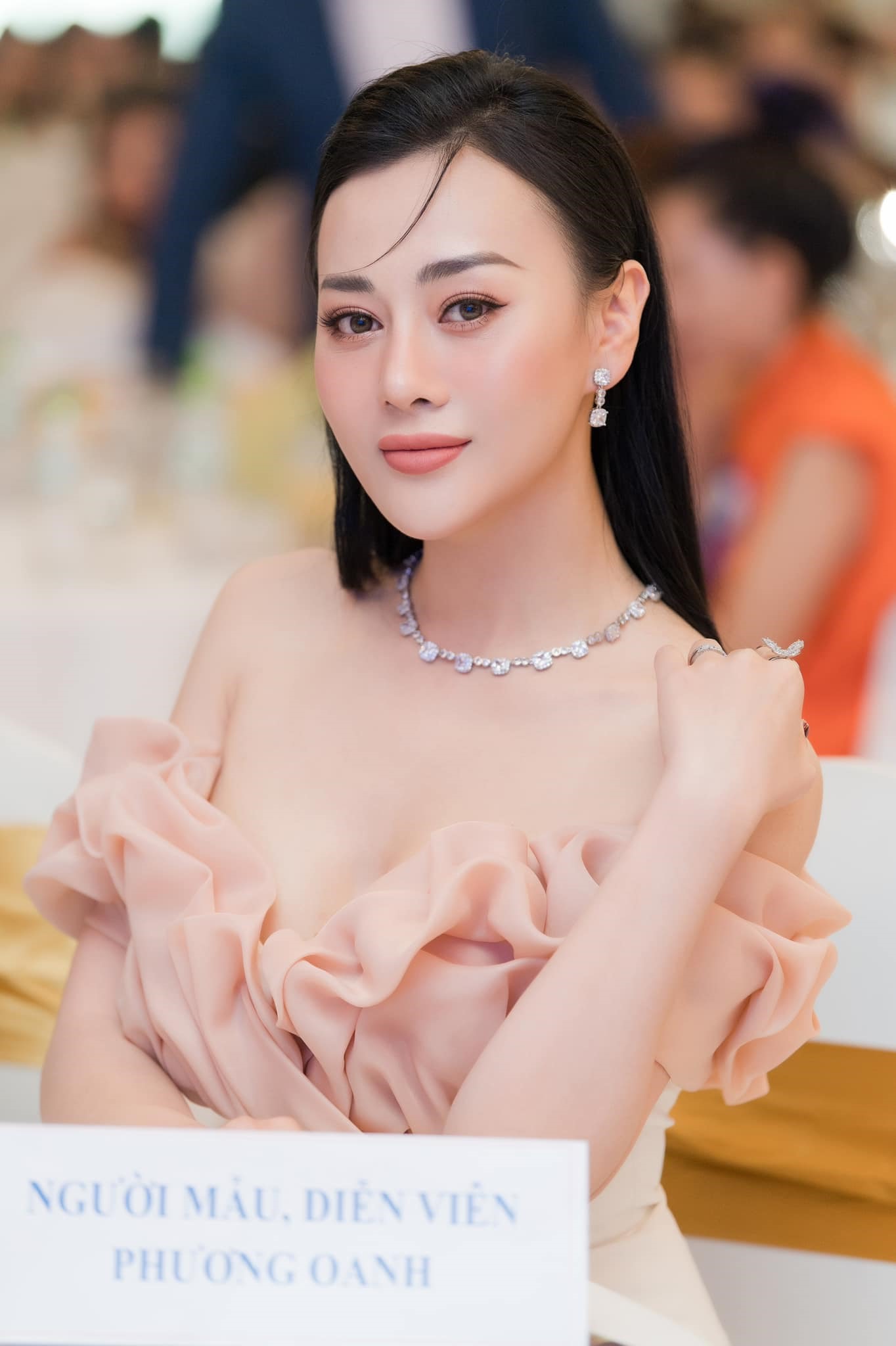 Ở độ tuổi ngoài 30, Phương Oanh vẫn luôn trẻ trung, quyến rũ. Người đẹp không để lộ bất cứ dấu hiệu tuổi tác nào, thậm chí là còn xinh đẹp mặn mà hơn trước.