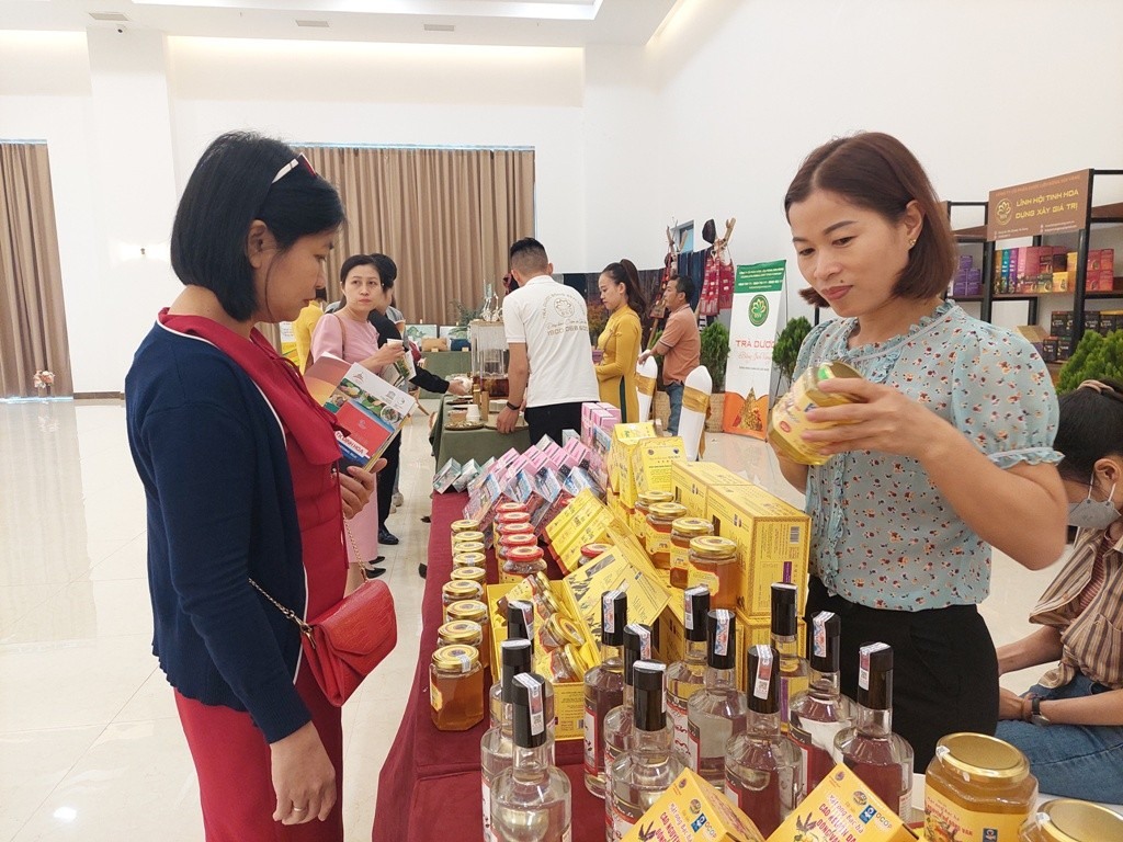 Một số nông sản và sản phẩm du lịch đặc trưng của các tỉnh Việt Bắc được quảng bá tại Hội thảo.