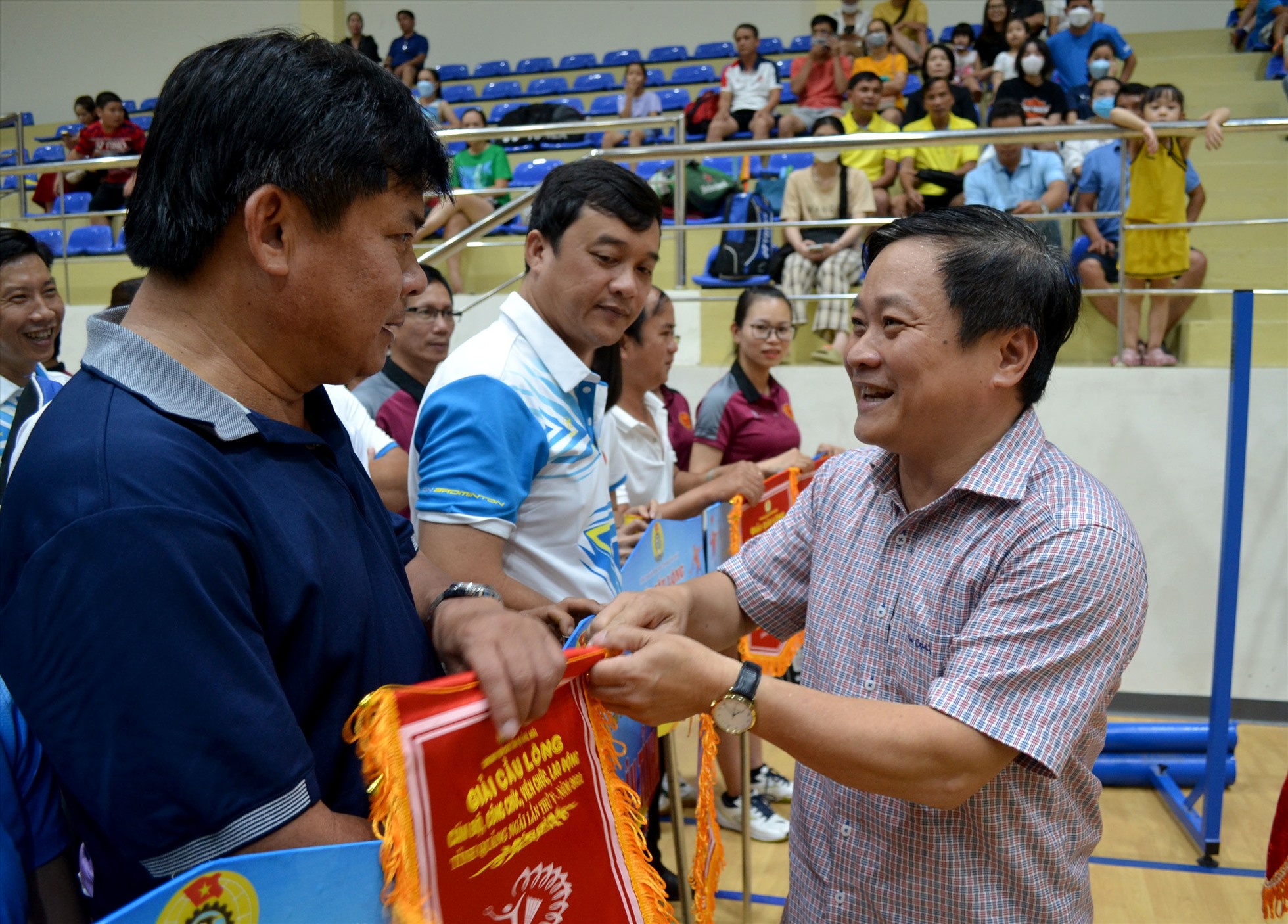 Ông Nguyễn Phúc Nhân- Chủ tịch LĐLĐ tỉnh Quảng Ngãi trao cờ lưu niệm cho các vận động viên.