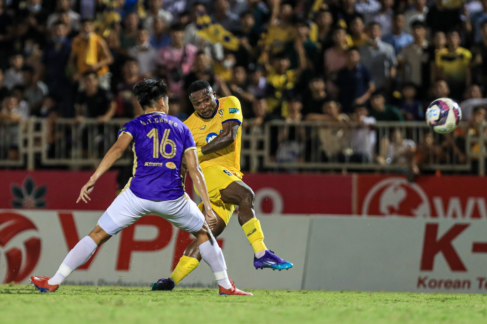 Bước sang hiệp hai trận đấu, Sông Lam có một số cơ hội giải quyết trận đấu với pha dứt điểm đập xà ngang của Oseni.