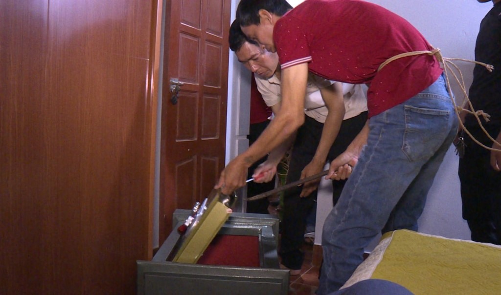 Thực nghiệm hiện trường vụ phá két sắt trộm tài sản xảy ra tại xã Nghĩa Hội, huyện Nghĩa Đàn. Ảnh: CANA
