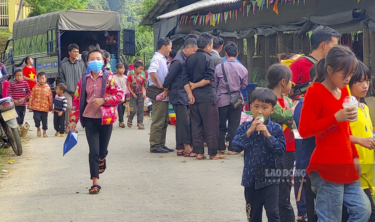 Cùng với sự ủng hộ về mặt chủ trương của huyện Tuần Giáo, chợ phiên Tênh Phông được tổ chức phiên chợ đầu tiên vào ngày 30.4.2022 và được duy trì vào các ngày thứ 7 hằng tuần.