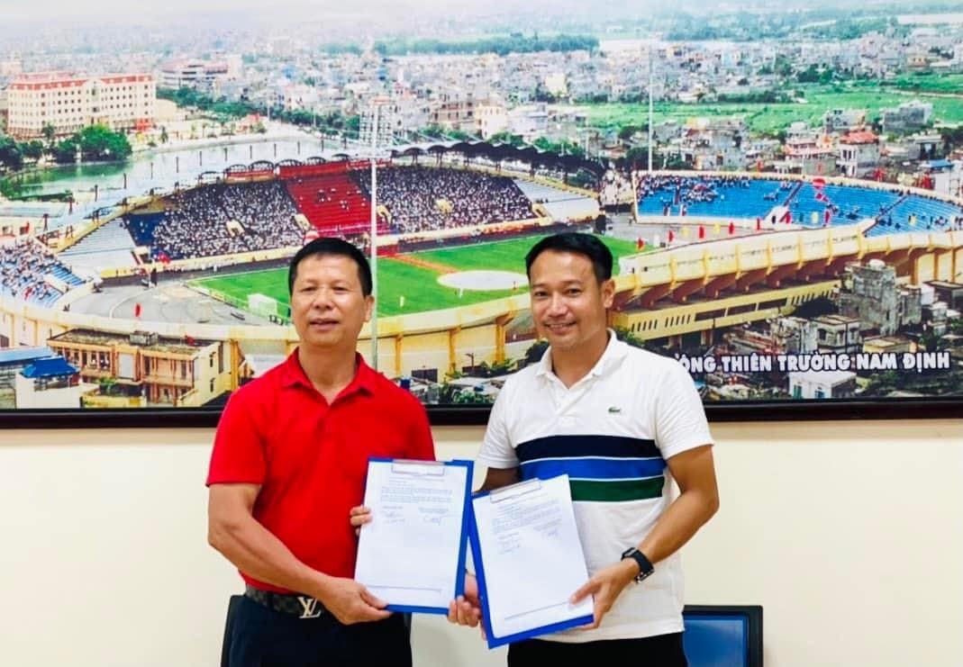 Huấn luyện viên Vũ Hồng Việt chính thức dẫn dắt câu lạc bộ Nam Định tại V.League 2022. Ảnh: NĐFC