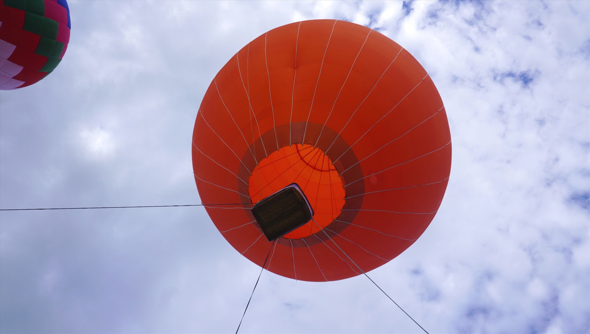 Nhiều người dân, du khách tỏ ra thích thú khi trải nghiệm bay khinh khí cầu. Ảnh: Q.D