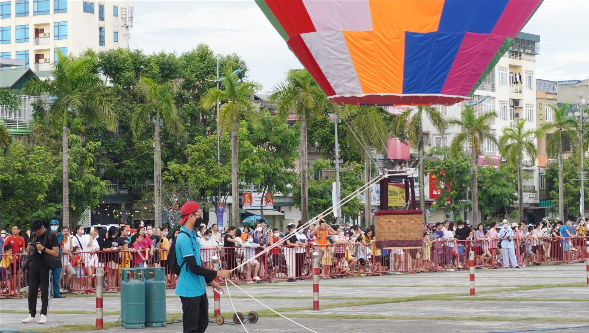 Hàng chục chiếc khinh khí cầu tại khu vực quảng trường Lam Sơn sẵn sàng phục vụ người dân và du khách. Ảnh: Q.D