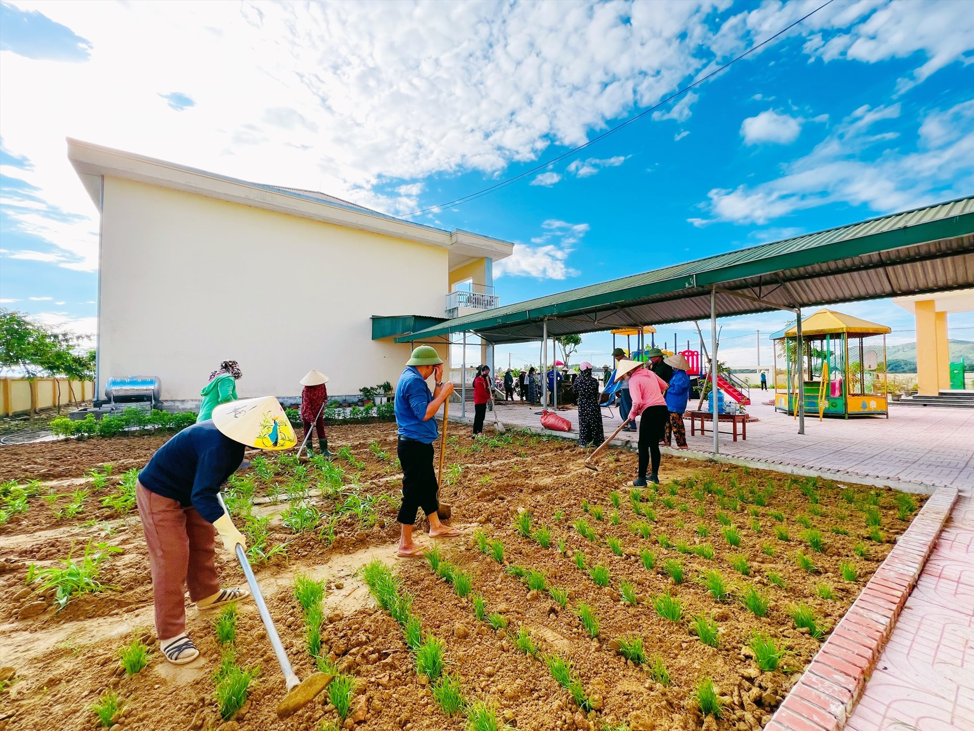 Từ đầu tháng 8, giáo viên trường mầm non Kim Hoa đã bắt tay làm vườn rau xanh cho trẻ. Ảnh: Sỹ Thông