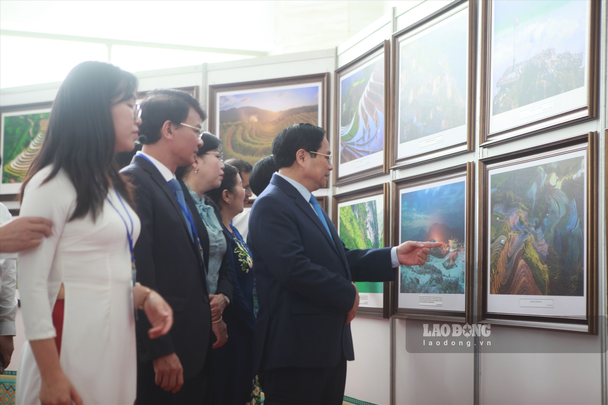 Thủ tướng chính phủ cùng đại biểu tham quan triển lãm ảnh.
