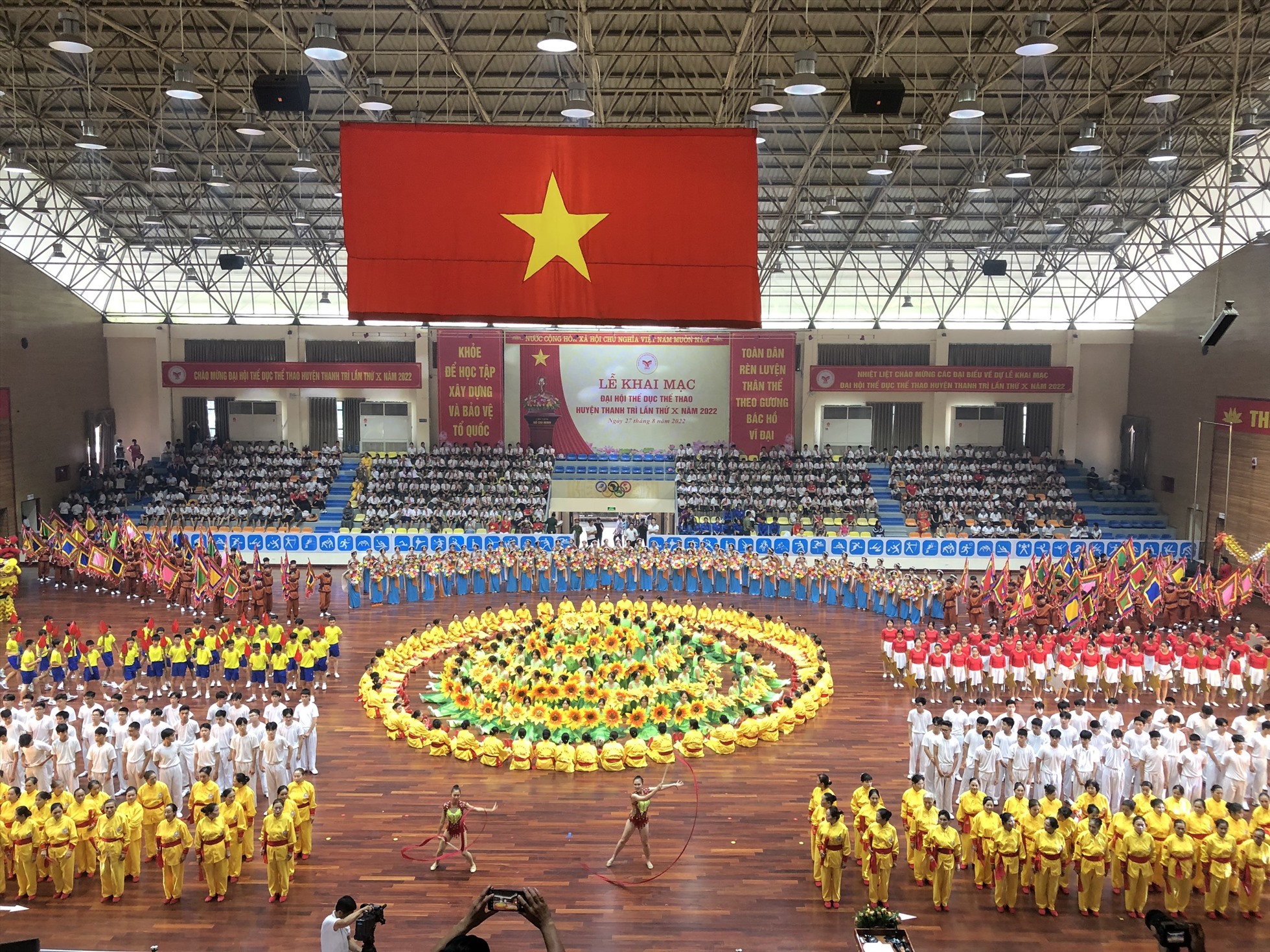 Kết thúc lễ khai mạc với tiết mục đồng diễn vô cùng đầu tư của huyện Thanh Trì