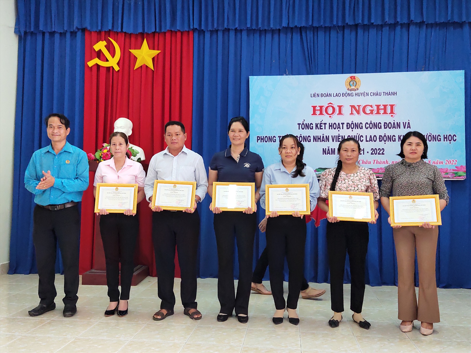 Ông Phạm Thành Thêm – Chủ tịch LĐLĐ huyện trao Giấy khen cho các tập thể, cá nhân đạt thành tích.