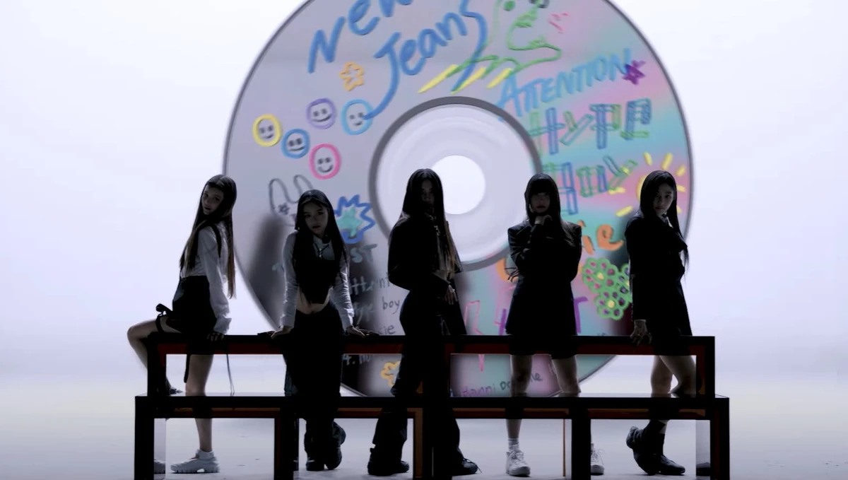 Hình ảnh đĩa CD (giống chiếc bánh quy tròn) xuất hiện ở cuối MV “Cookie“.