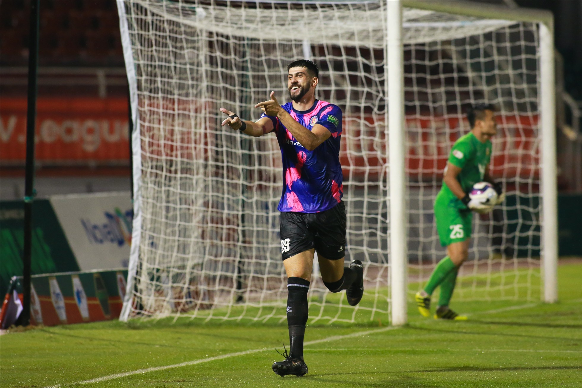 Được trao trọng trách sút phạt đền, Matheus Vieira không phạm sai lầm nào để đưa Sài Gòn FC lên dẫn trước 1-0 ở phút 17.