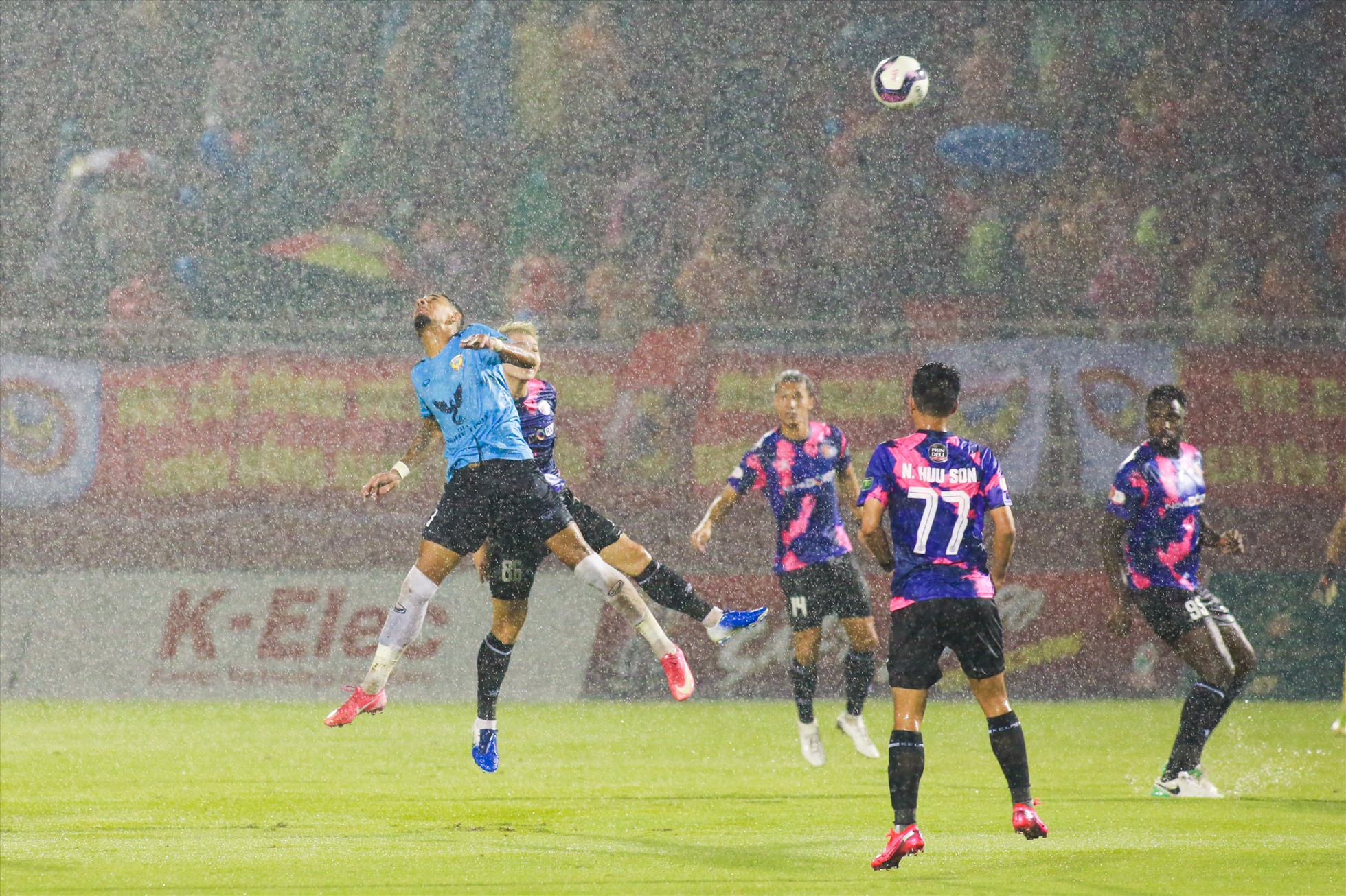 Cả Sài Gòn FC và Hồng Lĩnh Hà Tĩnh gặp nhiều khó khăn trong trận đấu tối 27.8 khi sân Thống Nhất xuất hiện mưa lớn ngay đầu trận.
