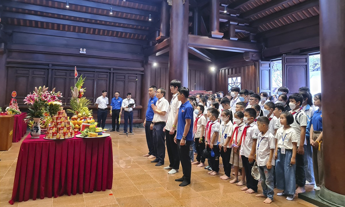 Trước buổi lễ tuyên dương, gần 400 con em cán bộ CNVCLĐ Công ty Điện lực Điện Biên đã đến thắp hương tri ân tại Đền thờ các anh hùng liệt sĩ tại Chiến trường Điện Biên Phủ.