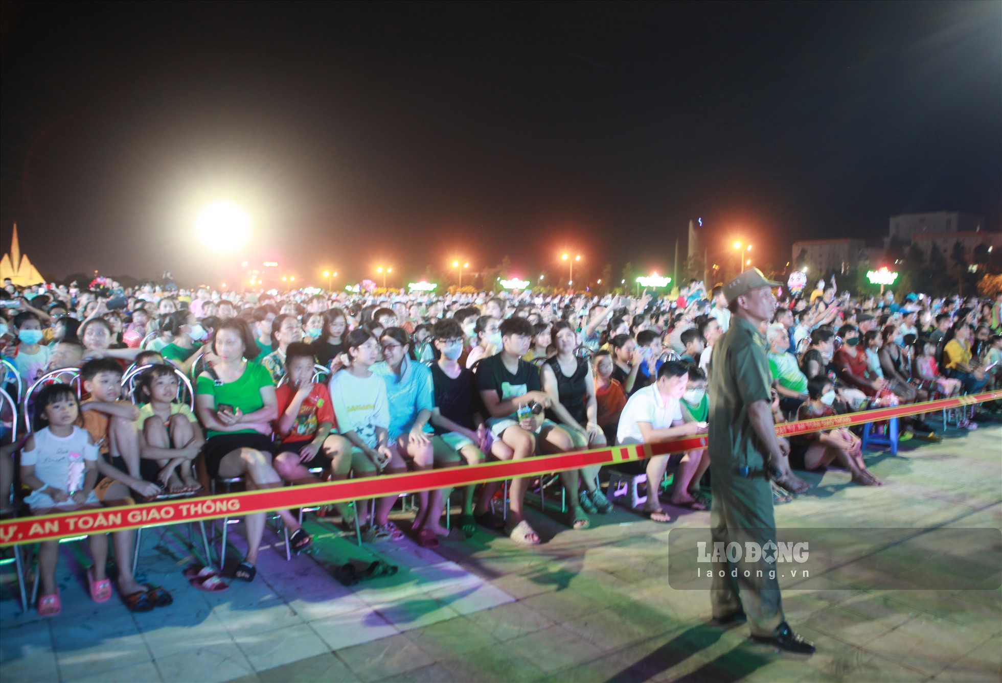 Đến 8h tối 27.8, sự kiện Festival “Tinh hoa Tây Bắc” được tổ chức, cả quảng trường đã đông kín người.