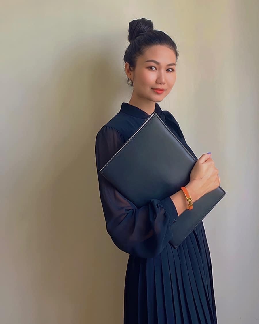 Trần Thị Khánh An đến từ Đồng Nai, sở hữu chiều cao 1m73. Cô nàng tốt nghiệp Thạc sĩ Chiến lược Kinh doanh và Marketing, hiện đang là Blogger và CEO Trung tâm tiếng Anh.