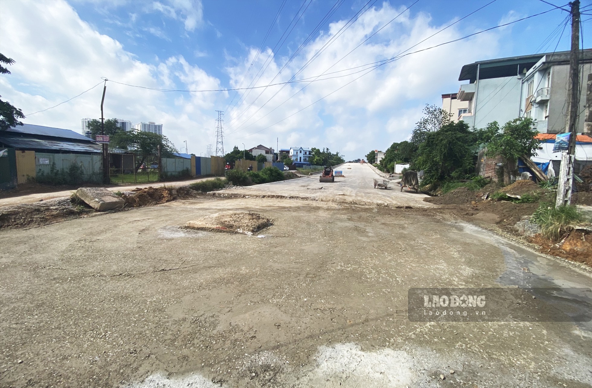 Đường dẫn tại khu vực giao cắt với đường Z115 (phường Tân Thịnh) vẫn đang trong giai đoạn làm nền, ngổn ngang vật liệu xây dựng.