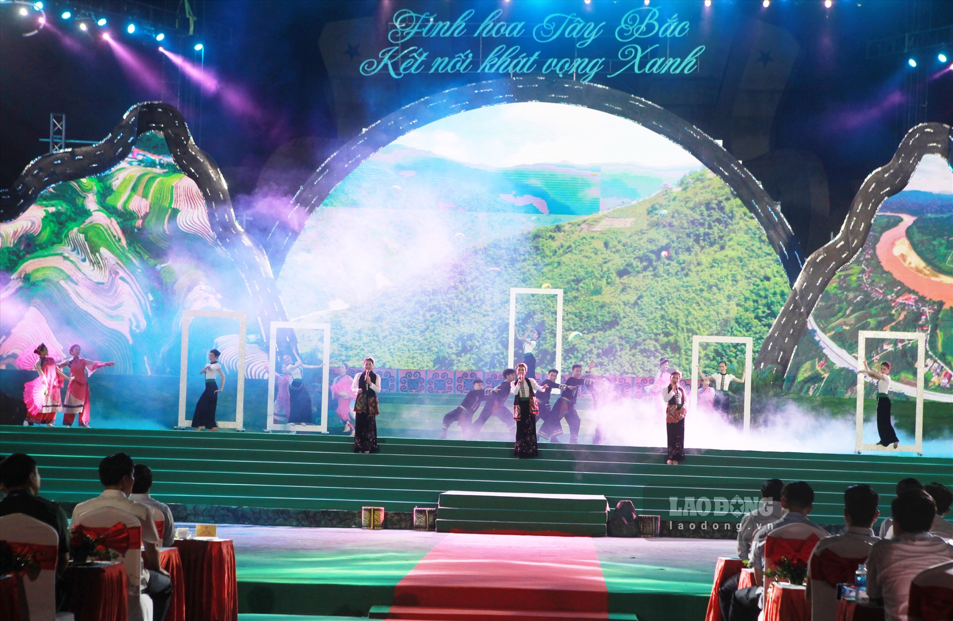 Chương trình Festival với sự tham gia của 8 tỉnh Tây Bắc mở rộng và TP.Hồ Chí Minh đã thu hút hàng trăm ngàn người đến tham dự.