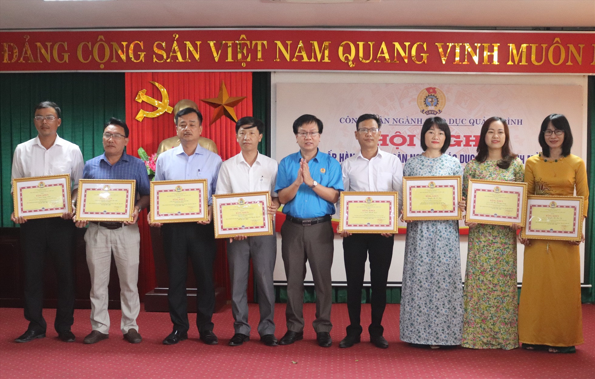 Ông Nguyễn Tất Thiện - Chủ tịch CĐ Ngành Giáo dục Quảng Bình tặng thưởng cho các cá nhân và tập thể xuất sắc. Ảnh: LPL