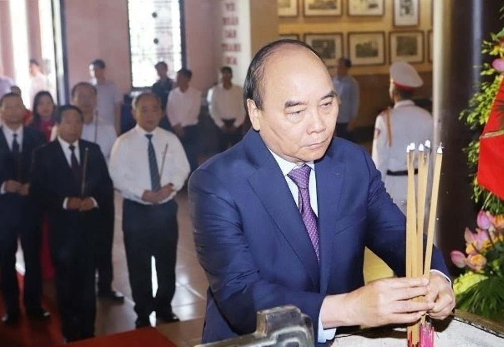 Chủ tịch nước Nguyễn Xuân Phúc dâng hương tưởng niệm Chủ tịch Hồ Chí Minh. Ảnh: M. H