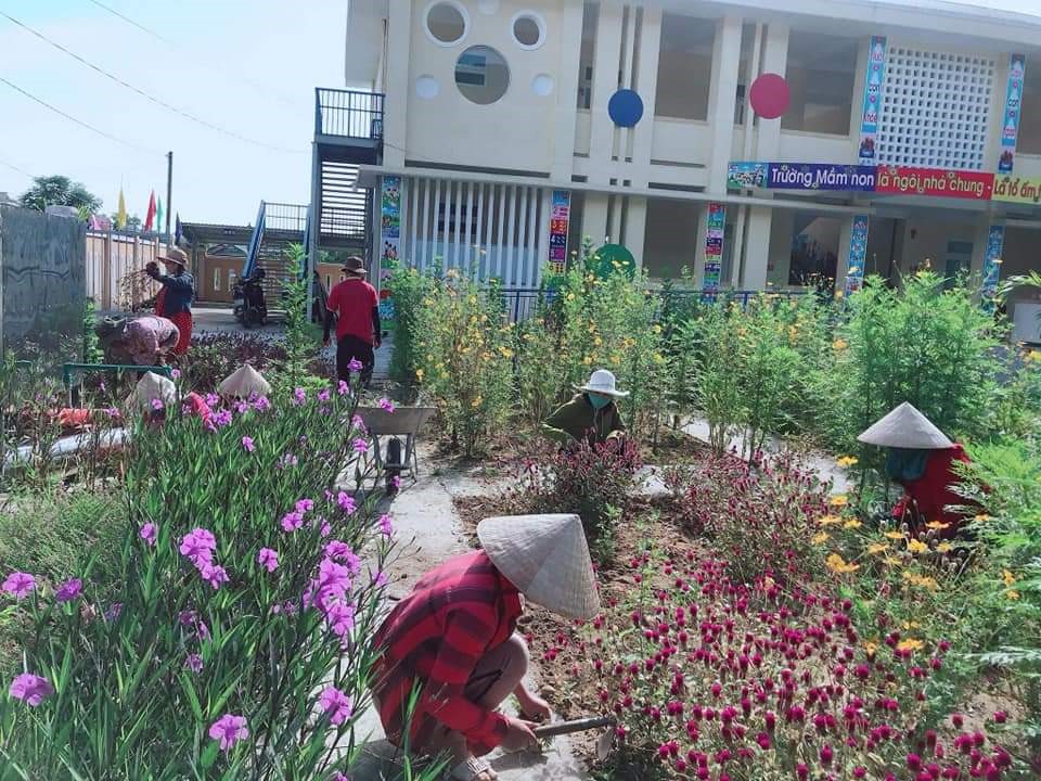 Công đoàn cơ sở Trường Mầm non Đông Sơn chăm sóc vườn hoa trong “Ngày Chủ Nhật xanh“.