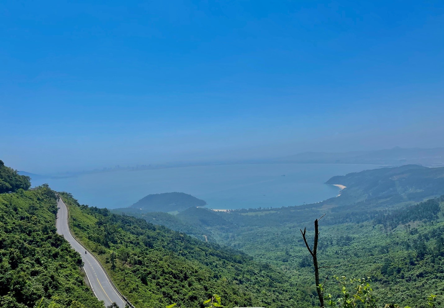 Hải Vân mây bay giăng lối không hổ danh là là “Thiện hạ đệ nhất hùng quan“.