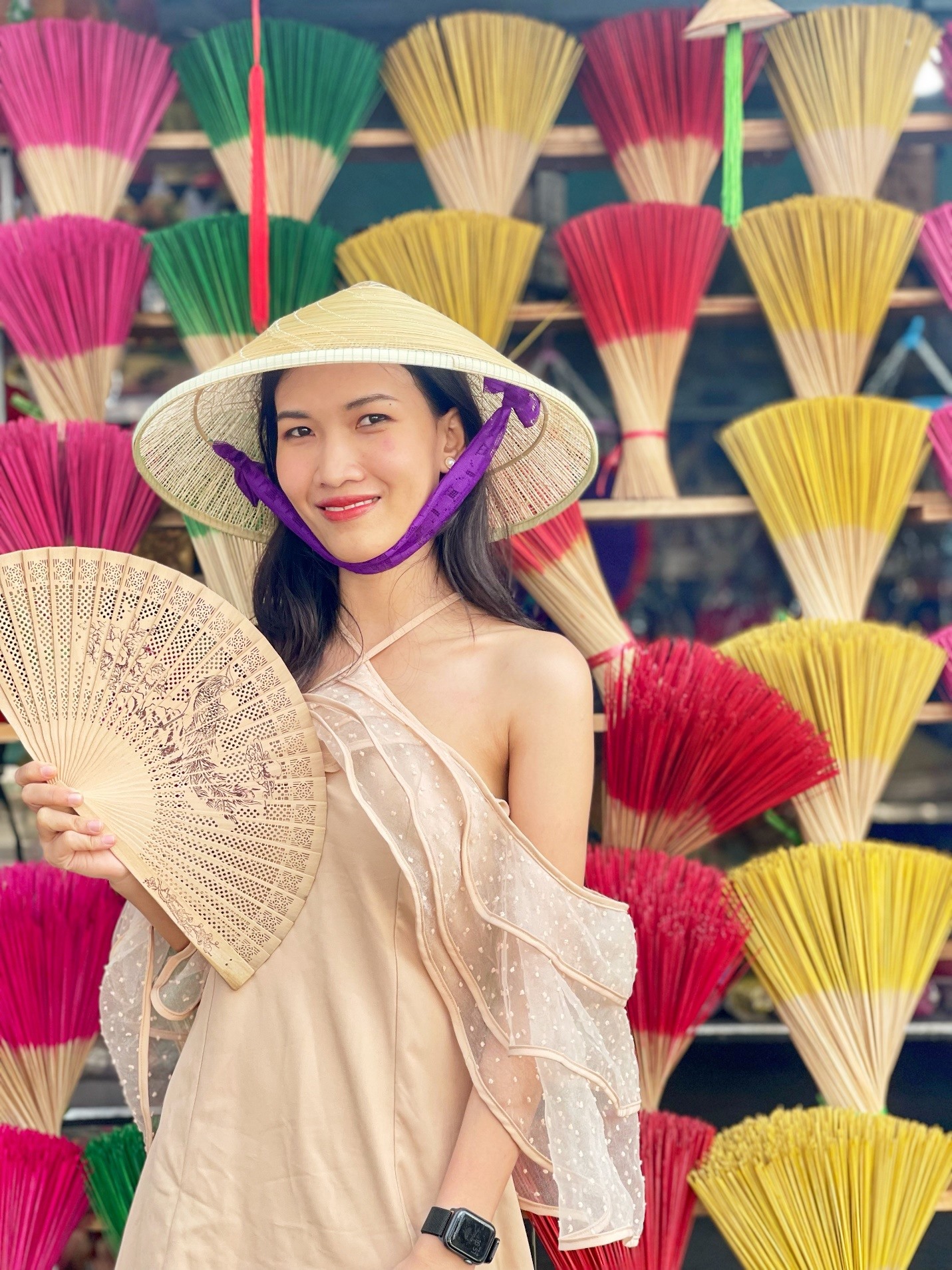 “Điểm đến tiếp theo sau Đại Nội là làng hương Thủy Xuân nổi danh. Vừa đến làng hương, trời đổ cơn mưa. Ở đây, có rất nhiều chỗ cho các bạn chụp ảnh”, Ngoan nhớ lại.