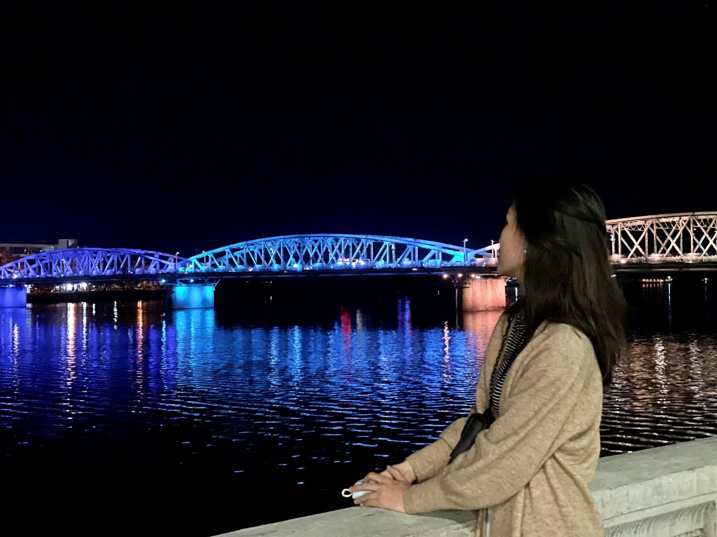 Cầu Trường Tiền lung linh sắc màu mang lại cho hai bạn nhiều cảm xúc. Những ánh đèn đổi màu nhiều lần càng khiến cho Huế thêm phần thơ mộng bên dòng sông Hương.