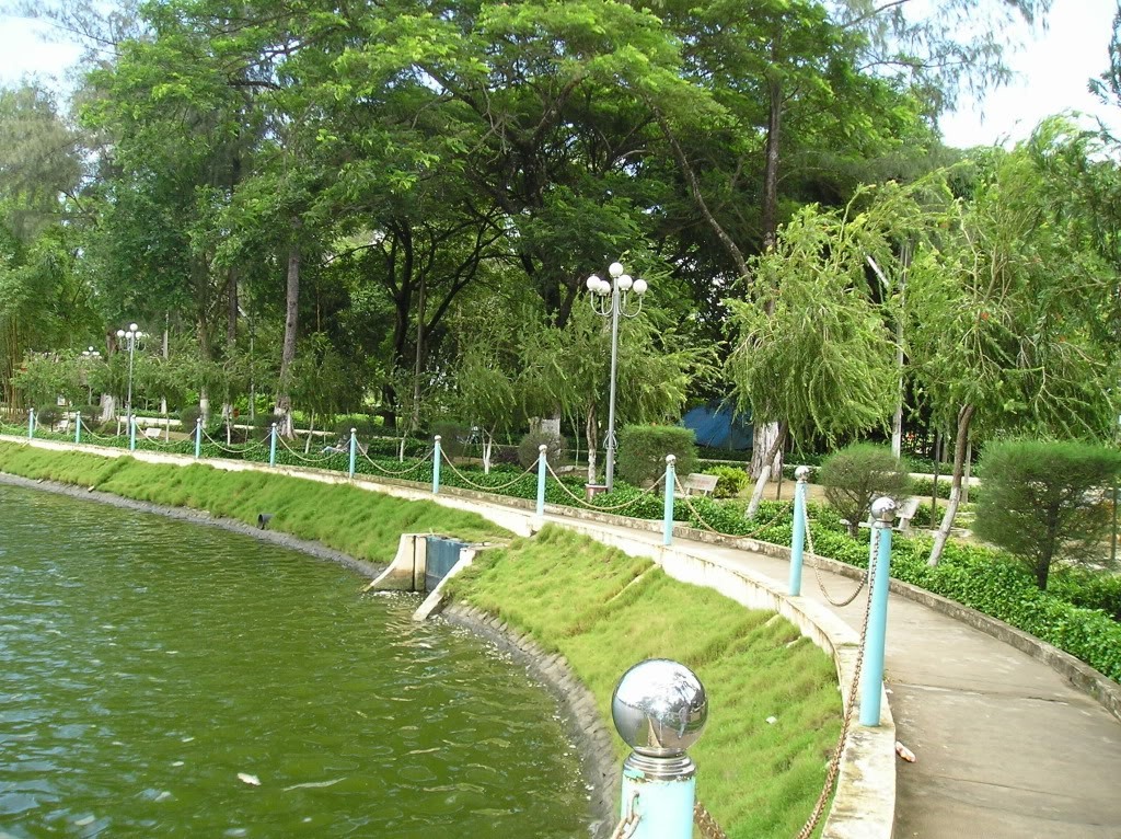Hồ Nước Ngọt Sóc Trăng được bao quanh bởi nhiều canh xanh, hoa kiểng