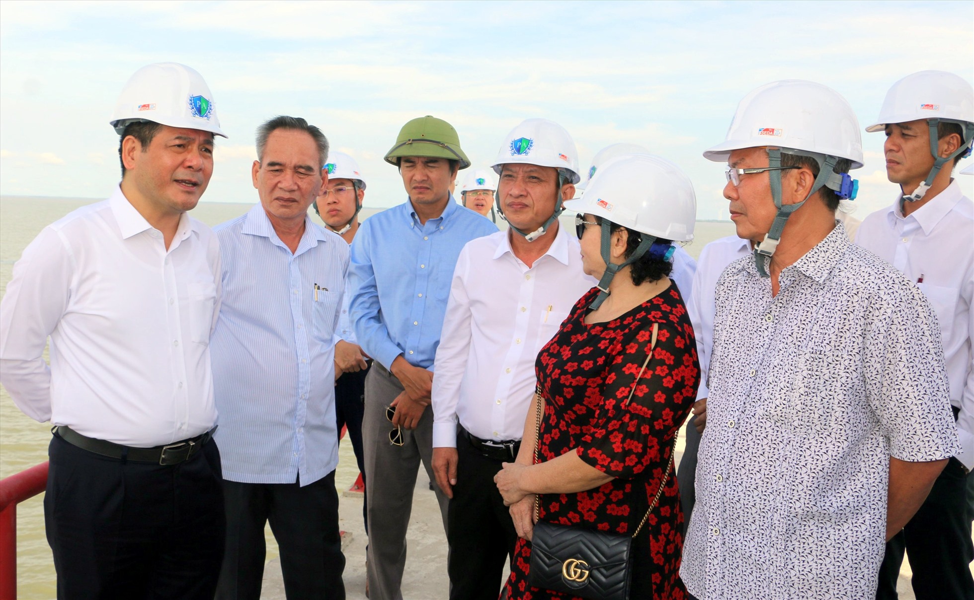 Bộ trưởng Bộ Công thương Trần Hồng Diên khảo sát thực tế taij dự án điện gió ngoài khơi tỉnh Bạc Liêu. Ảnh: Nhật Hồ
