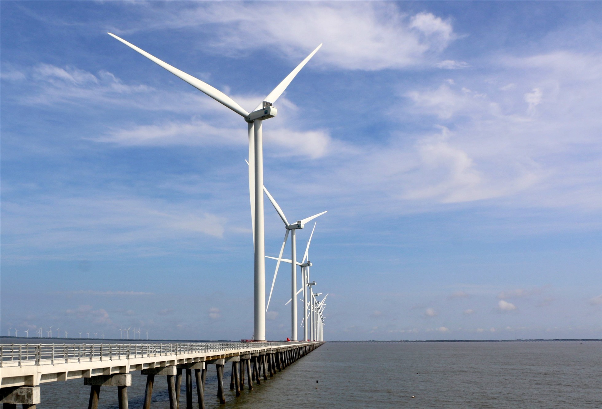 TỈnh Bạc Liêu quy hoạch đến 2025 tổng cộng 2.000 MW điện gió (gồm 500 MW điện gió trên bờ và 1.500 MW điện gió ngoài khơi). Ảnh: Nhật Hồ