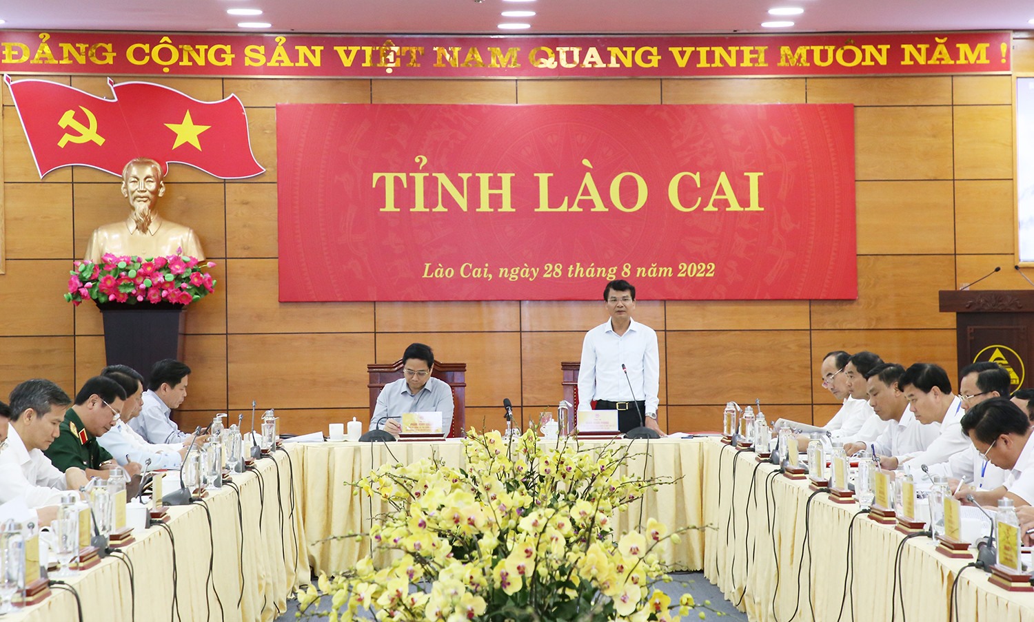 Bí thư Tỉnh ủy Đặng Xuân Phong báo cáo với Thủ tướng Chính phủ tại buổi làm việc.