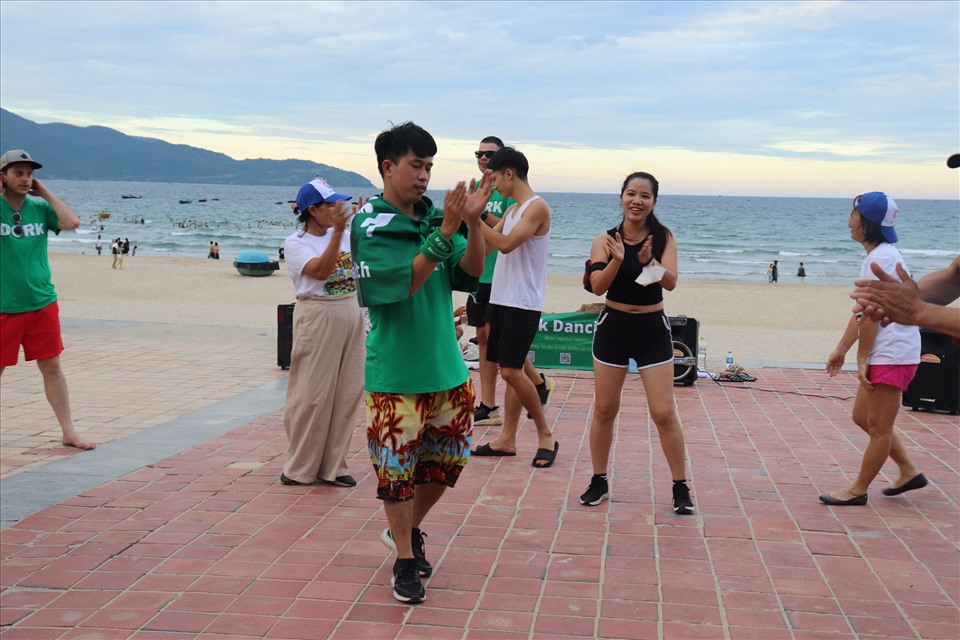 Đông đảo du khách tham gia trong ngày hội Dork Dance