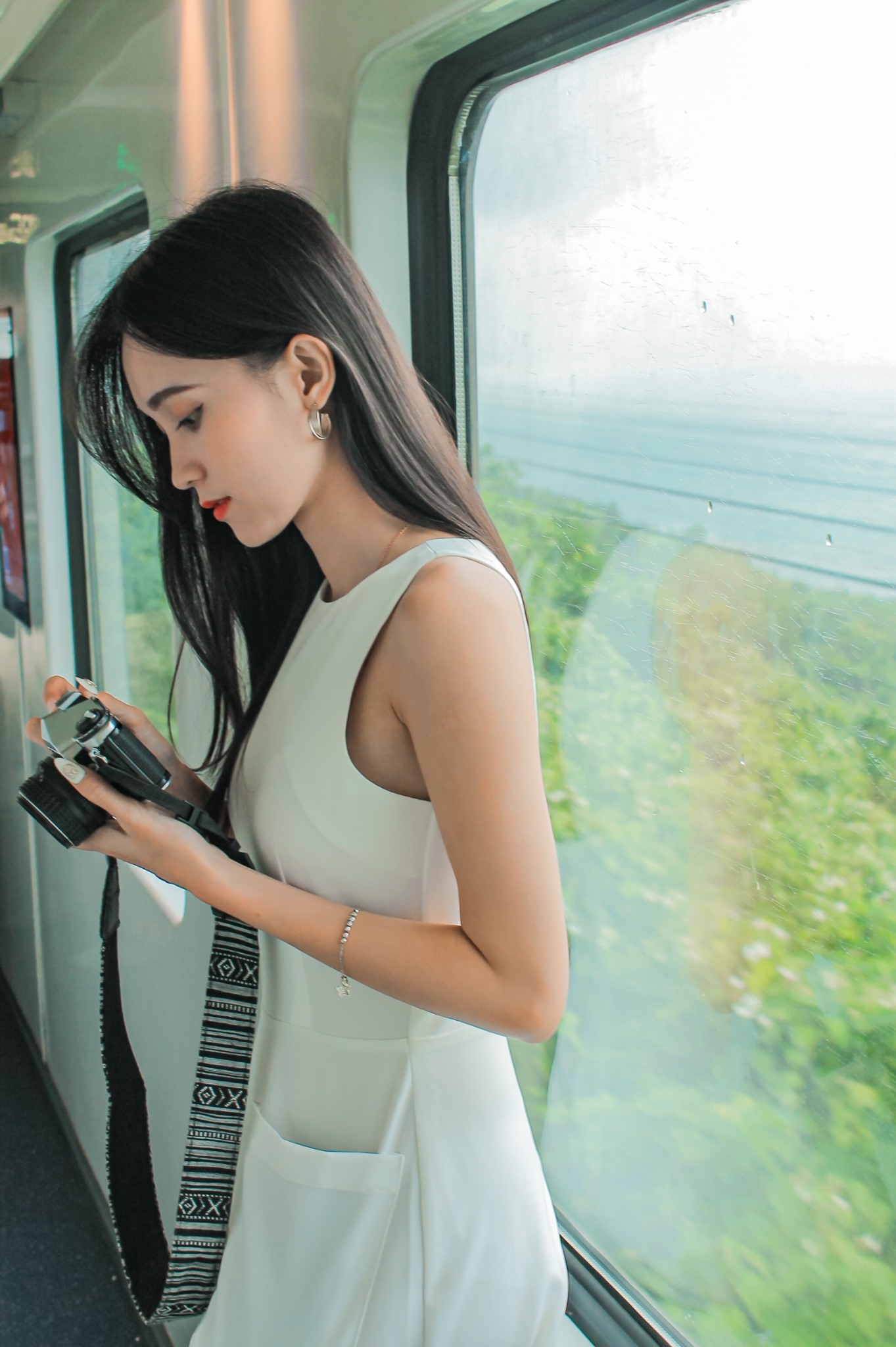Về canh góc, tùy vào toa mà mình đặt thì view ô cửa sổ sẽ hướng ra biển hay rừng núi, nhưng mình thấy view nào cũng sẽ có góc đẹp. Mình đi là view biển nằm ngoài hành lang nên mình chụp ở hành lang trước. Sau đó, mới vào khoang 4 chụp ảnh. Hôm mình đi Huế, trời mưa lâm râm nên cũng chill lắm”.