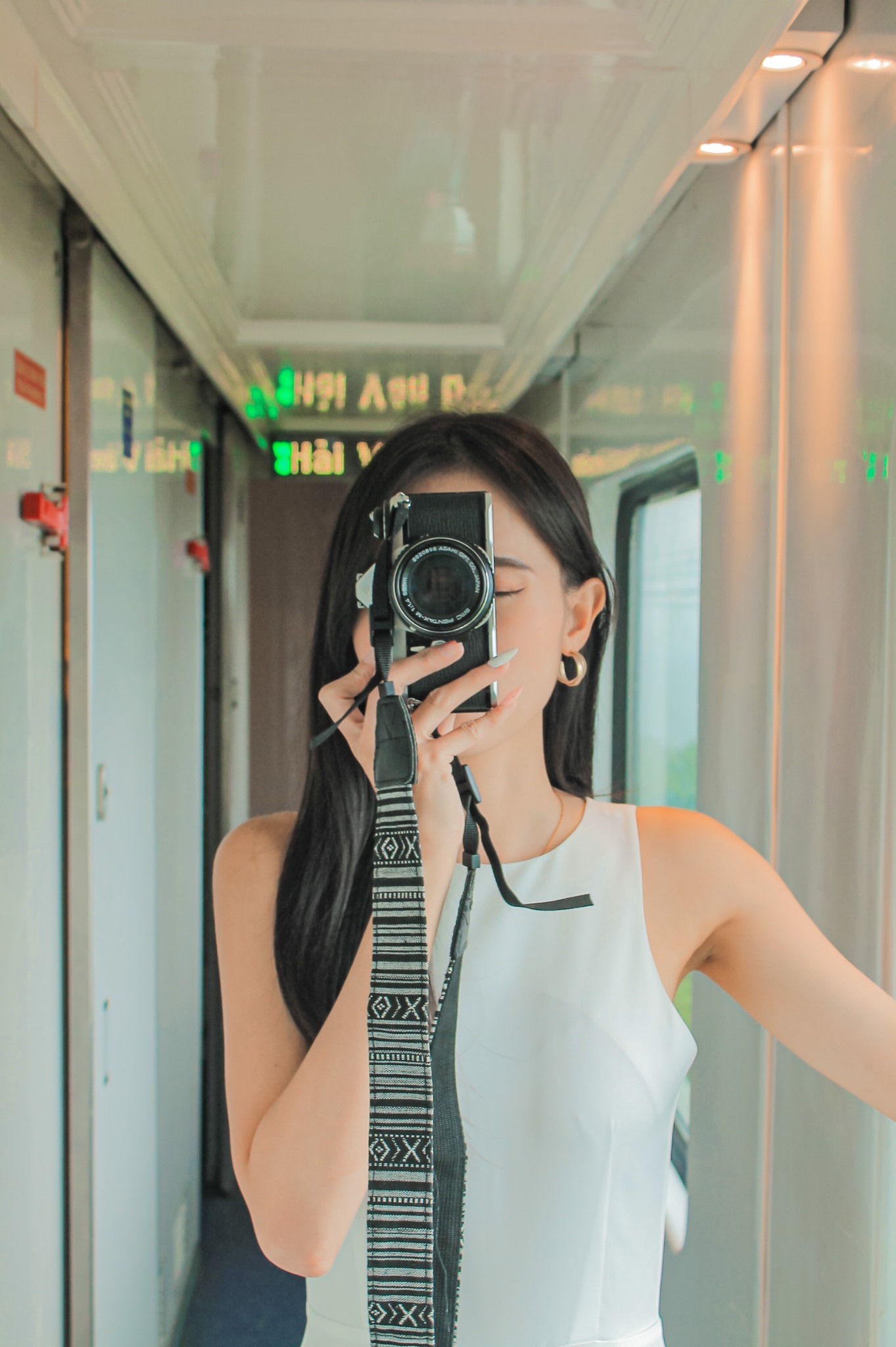 Ngân chụp bằng máy ảnh và chỉnh bằng Lightroom và Foodie. 2 tiếng hơn trên tàu trôi qua rất nhanh, Ngân cũng đã có được cho mình một mớ hình đẹp và trải nghiệm thật thú vị.