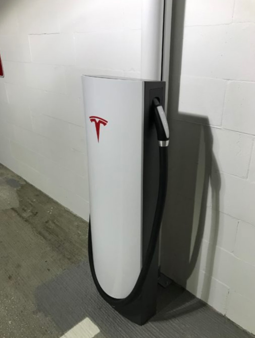 Bộ sạc xe điện của Tesla. Ảnh chụp màn hình