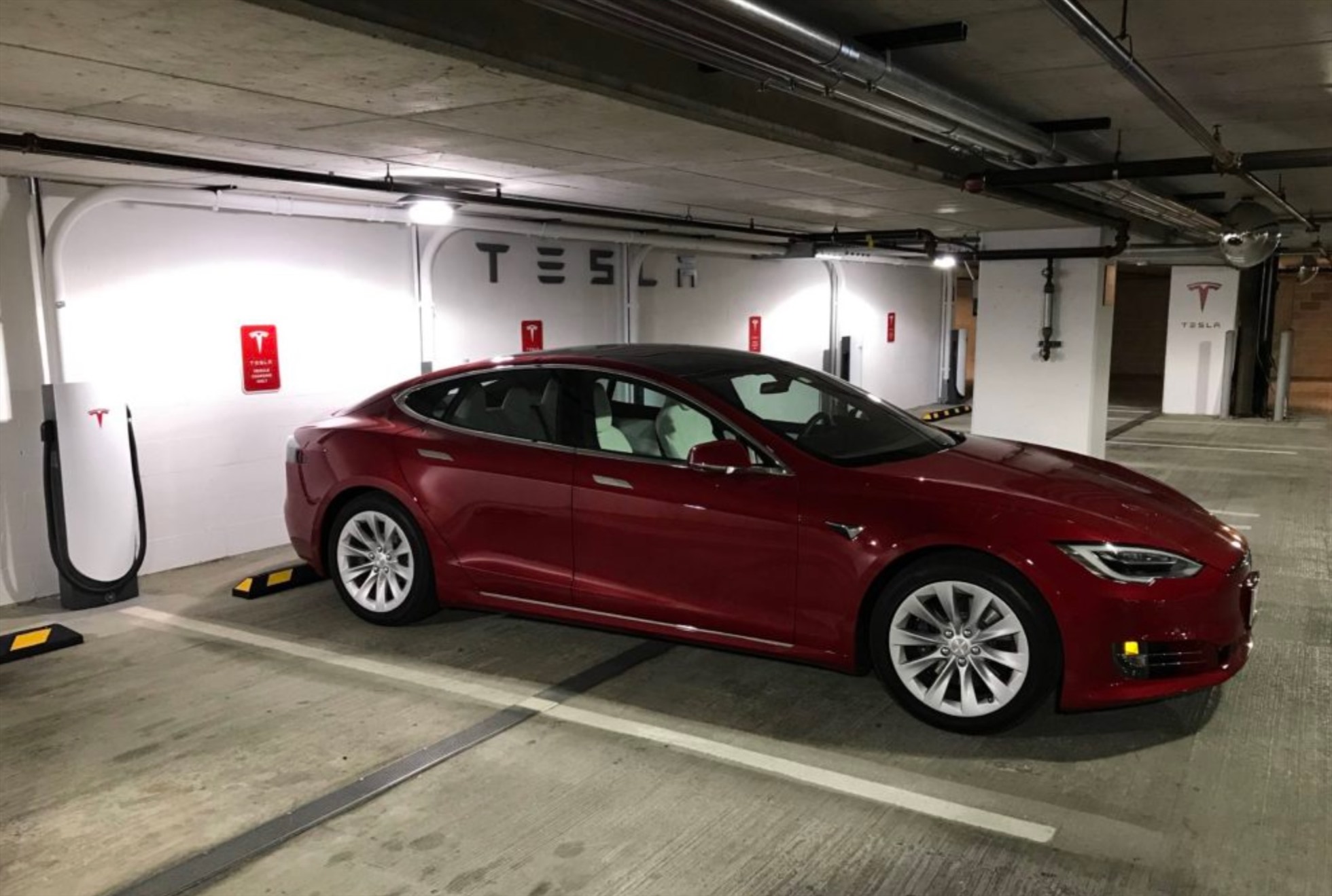 Xe điện của Tesla đang sạc tại cây sạc điện của hãng. Ảnh chụp màn hình