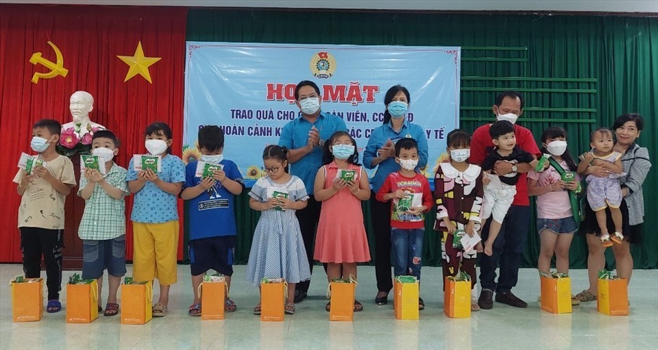Tặng quà của CĐ ngành y tế và sữa do Nestlé Việt Nam tài trợ đến các em thiếu nhi tham gia họp mặt và chơi đố vui có thưởng. Ảnh: N.A