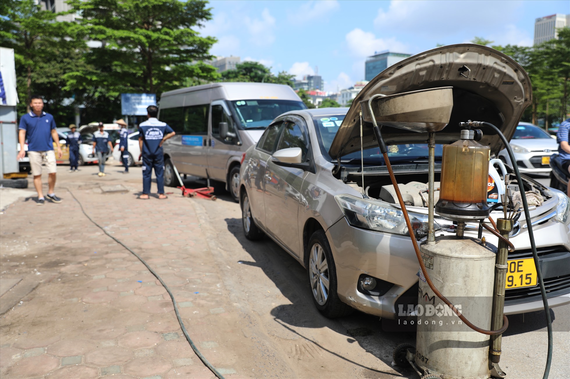 Nhiều khách hàng đưa ôtô đến garage để “tân trang” lại xe để chuẩn bị cho chuyến đi trong dịp nghỉ lễ sắp tới.