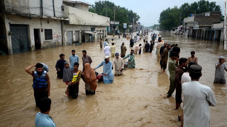 Người dân lội qua khu vực ngập lụt ở Peshawar, Khyber Pakhtunkhwa, Pakistan. Ảnh chụp màn hình