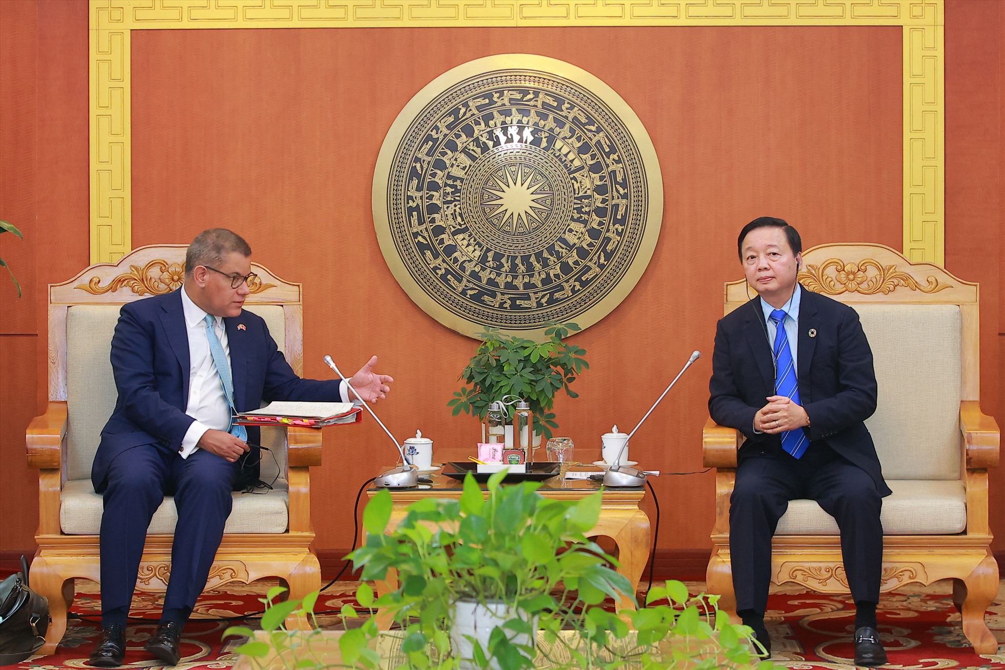 Chủ tịch COP26 Alok Sharma gặp Bộ trưởng Tài nguyên và Môi trường Trần Hồng Hà. Ảnh: ĐSQ Anh